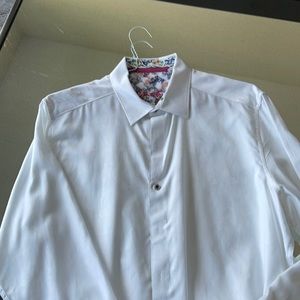 Robert Graham casual shirt.   White w a pattern.  Size large.   Perfect